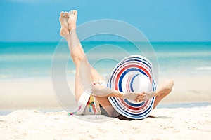 Leto dovolenka. životný štýl ázijský žena nosenie bikiny móda leto relaxovať na piesočnatý oceán pláž. šťastný žena 