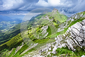 Letná krajina Belianskych Tatier. Tatranský národný park, Slovensko. Hora Havran a Ždiarska Vidla