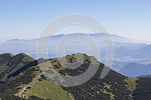 Letné ráno v slovenských Karpatoch. Letecký pohľad na vrchol Chleb v národnom parku Malá Fatra.
