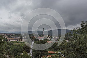 Panoramatický výhled ze zdí starého hradu Užhorod, Zakarpatská oblast, Západní Ukrajina