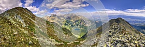 Letná horská krajina na panoramatickej fotografii.
