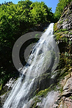 Letná horská krajina so Šútovským vodopádom, jedným z najvyšších vodopádov na Slovensku, počas letnej sezóny.