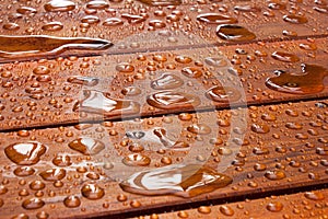 Verano la lluvia sobre el cubierta 