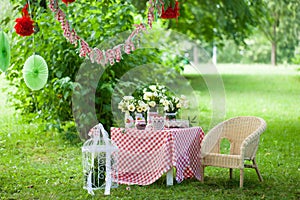 Summer red and green decor