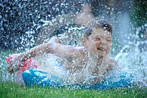 Sommer schlittern Pfütze 