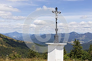 Letné slovenské pohorie Veľká Fatra, Veľká Fatra, vrchy Nová Hoľa 1361 m a Zvolen 1403 m, pohľady z nich, Slovensko