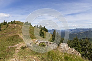 Letné slovenské pohorie Veľká Fatra, Veľká Fatra, vrchy Nová Hoľa 1361 m a Zvolen 1403 m, pohľady z nich, Slovensko