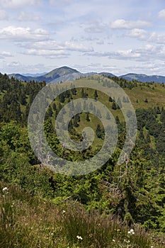 Letné slovenské pohorie Veľká Fatra, Veľká Fatra, vrchy Nová Hoľa 1361 m a Zvolen 1403 m, pohľady z nich, Slovensko