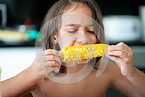 Estate poco ragazzo un mangiare mais dolce 