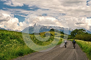 Letní sportovní aktivity. Cyklista na koni ve Vysokých Tatrách, s vrcholem Kriváň v pozadí na Slovensku.