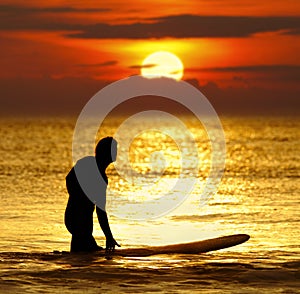 Západ slunce silueta hledá vlna deska v more oceán voda 