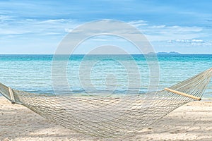 Summer, Travel, Vacation and Holiday concept - Empty hammock bet