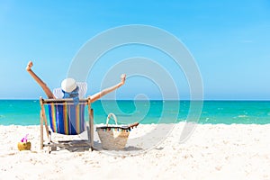 Verano día festivo. hermoso joven asiático una mujer relajante a feliz sobre el Playa sillas cóctel coco jugo 
