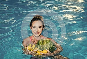 Summer vacation and travel to ocean. Dieting and healthy organic food, vegetarian. woman with tropical fruit in