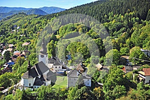 Letní pohled na vesnici Spania dolina na Slovensku