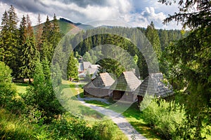 Letný pohľad na drevenicu nachádzajúcu sa v lesnom múzeu Skanzen oravskej dediny, Zuberec, Slovensko. Oravský skanzen