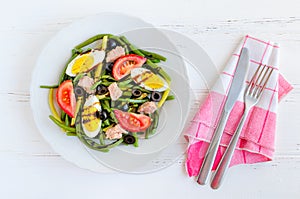 Warm salad with green beans, tuna, tomatoes and boiled eggs