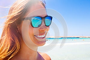 Verano blanco sonrisa a divertido. gafas de sol una mujer. el mar viajar 