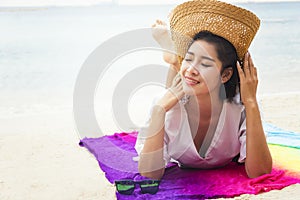 Summer woman relaxing in hipster beach hat and colorful sunglass