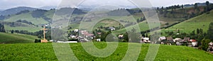 Letní venkovská krajina banner, panorama - pohled na křesťanský kříž a obec Pucov, Slovensko