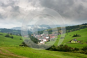 Letná vidiecka krajina - pohľad na obec Pribiš, Slovensko