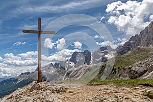 Summit cross of Porte Neigre below the Vajolet towers