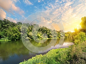 Il sole nuvole più alto un fiume 