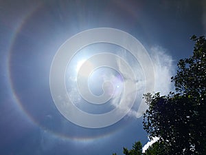 the sun halo at noon It is a natural phenomenon that occurs before the rains in the rainy season.