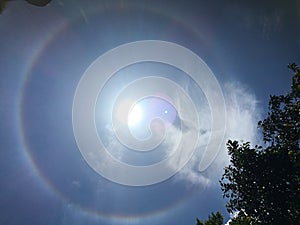 the sun halo at noon It is a natural phenomenon that occurs before the rains in the rainy season.