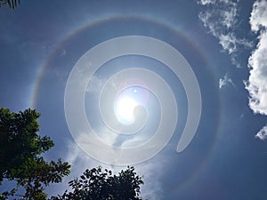 the sun halo at noon It is a natural phenomenon that occurs before the rains in the rainy season.