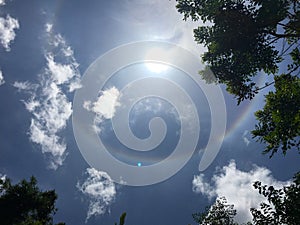 the sun halo at noon It is a natural phenomenon that occurs before the rains in the rainy season.