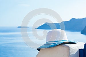 El sol un sombrero en blanco piedra muro sobre el isla grecia. viajar turismo 