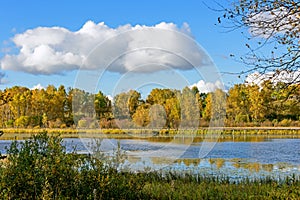 Sun Lake autumn scenery