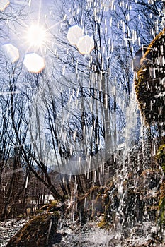 Slnko nad vodopádom na Mostenických travertínoch v Uhliarskej doline v Nízkych Tatrách