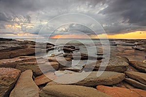 El sol rayos rocas a tormenta nubes 