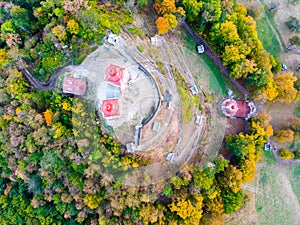 Západ slnka v starom meste s historickými mestskými budovami v Banskej Štiavnici, Slovensko, UNESCO, Letecká fotografia kalvárie.