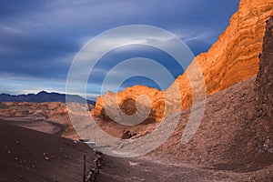 El sol es un configuración fabuloso sobre el rocoso acantilados en un mes el valle en desierto mientras descargado de acuerdo a bullicioso el cielo 