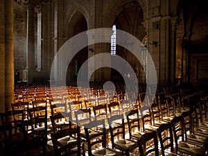 El sol se ilumina adentro iglesia 