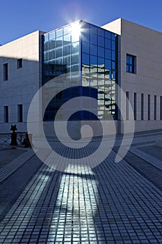 El sol sobre el ventanas de oficina el edificio 