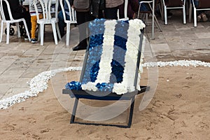 Sunbed, decorated with blue and white flowers, on \