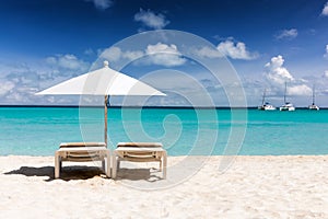 Solárium un paraguas sobre el Playa en caribe 
