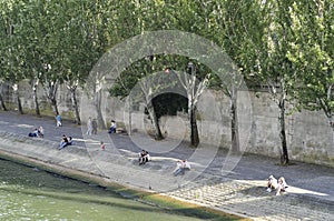 Sunday afternoon on the banks of the Seine, Paris