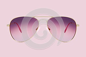 Gafas de sol dorado metálico marco a púrpura lentes sobre el rosa 