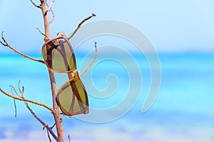 Sunglasses lying on tropical sand beach Sunglasses on the beach. Beautiful sea view wallpaper, background Enjoyed a relaxing summe