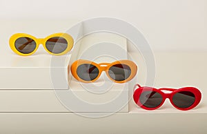 Slnečné okuliare z oranžový farby na biely 