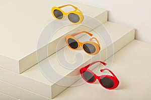 Slnečné okuliare z oranžový farby na biely 