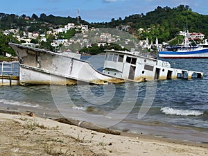 Sunken ship on the seashore. Barco hundido en la orilla del mar.