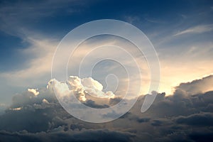 Sunlight in the evening sky is very cloudy.