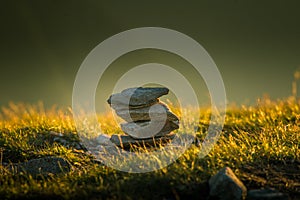 Sluncem zalité hromady kamenů při západu slunce