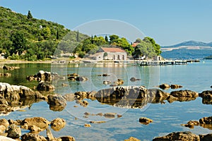 Soleado bahía en Croacia 